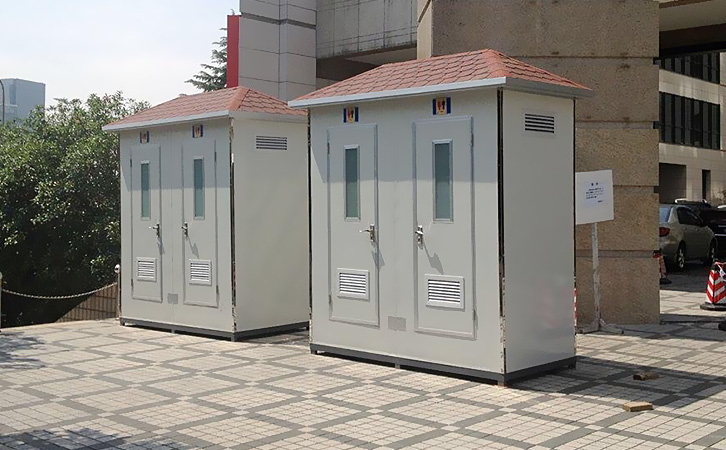 西安移动厕所厂家为城市运动公园安装2台移动厕所